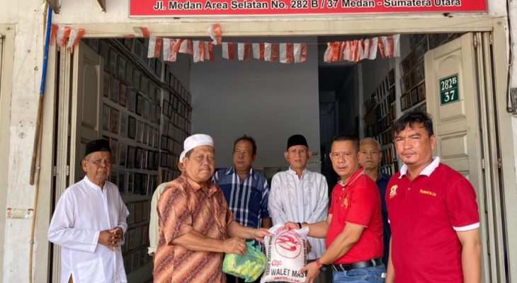 Jumat Barokah, Ketua Pewarta Bagikan Sembako ke Pengurus Masjid