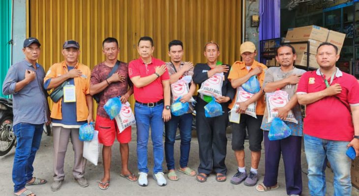 Jumat Barokah Pewarta Terus Berlanjut, Berikan Sembako ke Juru Parkir dan Penjaga Malam