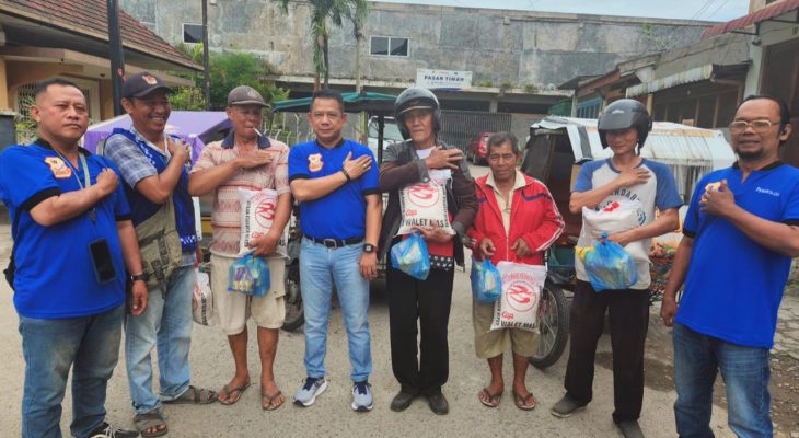 Jumat Barokah dan Sambut HUT ke-7 Pewarta.co, Ketua Pewarta Bagi-bagi Sembako ke Pengemudi Betor dan Jukir