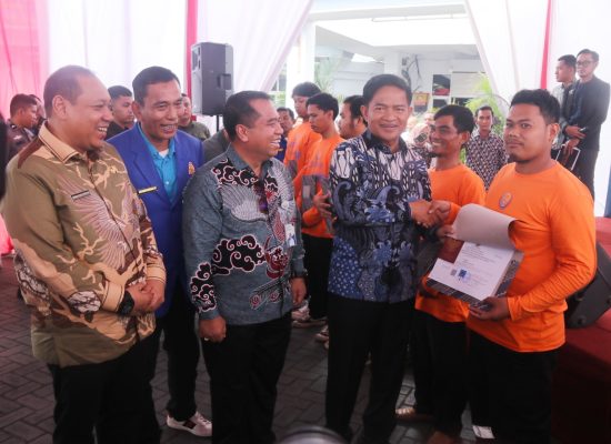 Hassanudin Serahkan Bantuan Sembako, Sertifikat dan Buku Pelaut untuk Nelayan