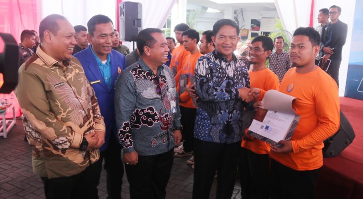 Hassanudin Serahkan Bantuan Sembako, Sertifikat dan Buku Pelaut untuk Nelayan