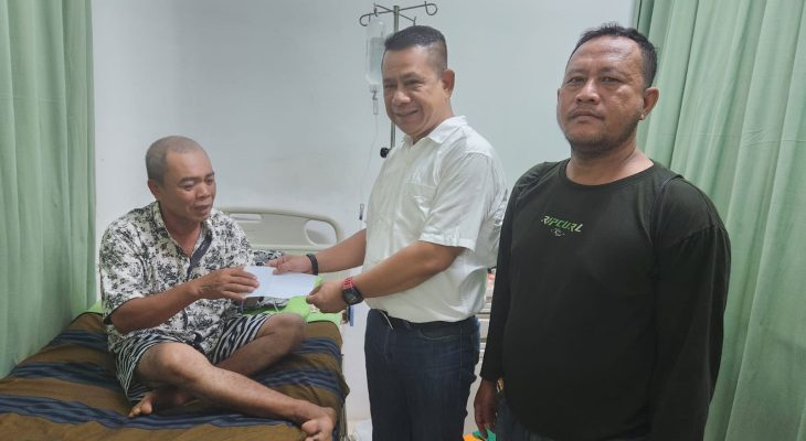 Ketua Pewarta Besuk Warga yang Kena Stroke di Rumah Sakit Muhammadiyah