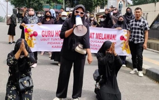 Guru Honor Tak Lulus PPPK Demo Didepan Pintu Masuk Polda Sumut