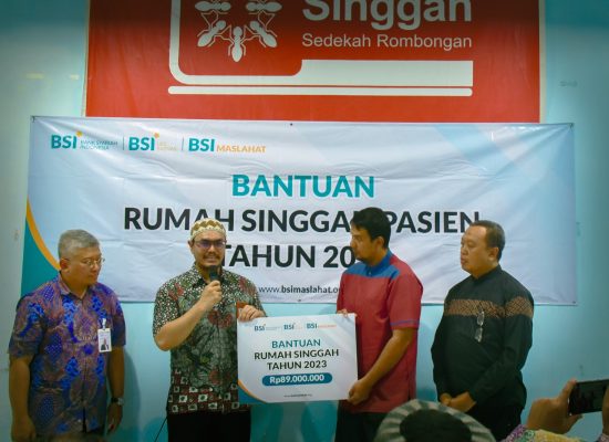 BSI Maslahat dan BSI Serahkan Bantuan Program Rumah Singgah Sedekah Rombongan Cabang Semarang