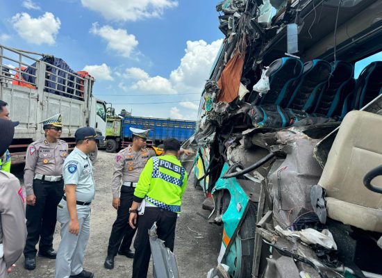 Jasa Raharja Jamin Seluruh Korban Tabrakan Antara Bus Peziarah  dengan Truk di Jalan Raya Pantura, Gresik