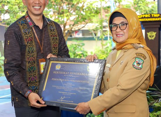 Pemko Pematangsiantar Terima Penghargaan Pengelola DBH-CHT Terbaik I