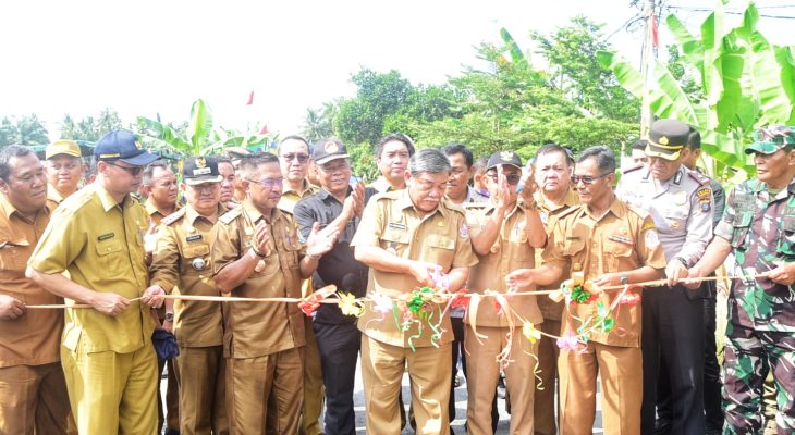 Lawatan ke Hamparan Perak, Bupati Resmikan Dua Jembatan & Empat Jalan