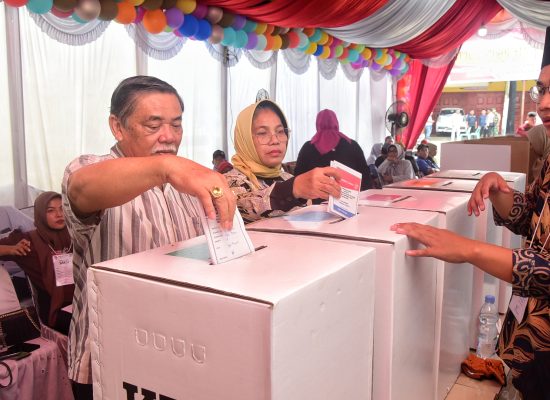 Bupati Nyoblos di TPS 18 Dagang Kerawan