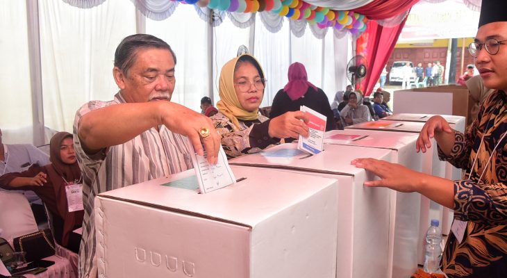 Bupati Nyoblos di TPS 18 Dagang Kerawan