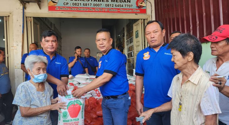 Menjelang Imlek 2024, Ketua Pewarta Bagikan 350 Paket Sembako ke Warga Tionghoa Kurang Mampu