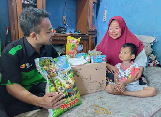 Dompet Dhuafa Salurkan Paket Sembako, Sasar Wanita Pengumpul Barang Bekas