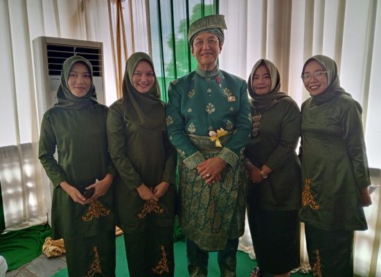 Kesultanan Deli Anugerahkan Gelar Datuk Seri Duta Paduka Raja kepada DR H Rahmat Shah
