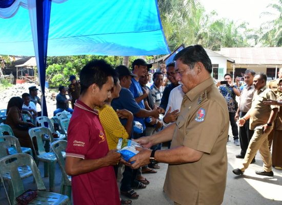 Bupati Hadiri Penyerahan Pupuk PT Lonsum