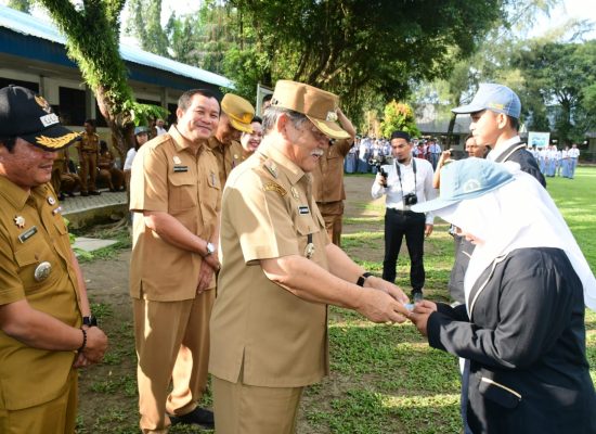 Bupati Jadi Pembina Upacara Bendera SMA Negeri 1 Bangun Purba & Serahkan KTP Elektronik