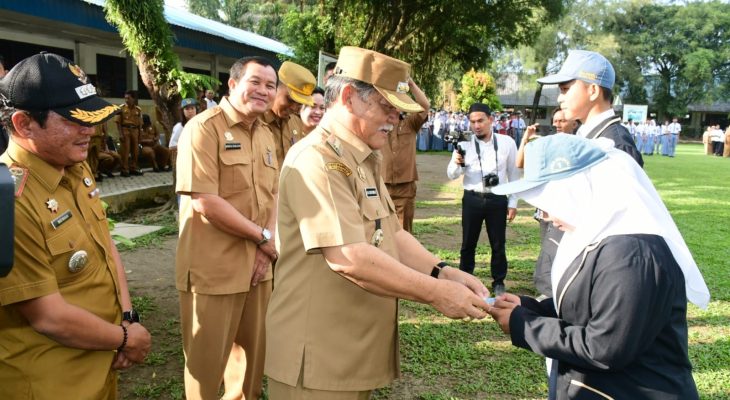Bupati Jadi Pembina Upacara Bendera SMA Negeri 1 Bangun Purba & Serahkan KTP Elektronik
