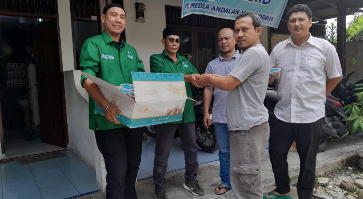 Pertengahan Ramadhan, Pengurus Ranting Alwashliyah Sudirejo 2 Kolaborasi  bersama Mawaddah Group dengan Berbagi Kurma kepada Masyarakat