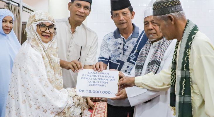 Wali Kota Pematangsianțar dr Susanti Dewayani SpA  menghadiri Safari Ramadhan di Masjid Istiqomah