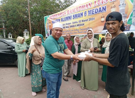 Ratusan Nasi Bungkus IKAL SMA Negeri 6 Medan Dibagikan Kepada Abang Beca, Penarik Ojek dan Tukang Parkir