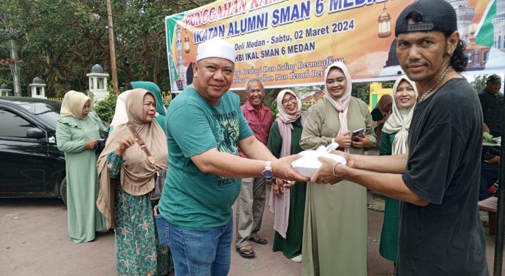 Ratusan Nasi Bungkus IKAL SMA Negeri 6 Medan Dibagikan Kepada Abang Beca, Penarik Ojek dan Tukang Parkir