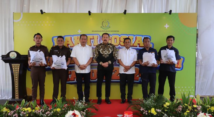 Jaksa Agung ST Burhanuddin Salurkan 5600 Paket Sembako Bagi Masyarakat Umum dan Pegawai Kejaksaan Agung
