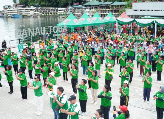 Sambut Perhelatan Nasional, Supersol Ajak Masyarakat Bergotong Royong Membersihkan Danau Toba