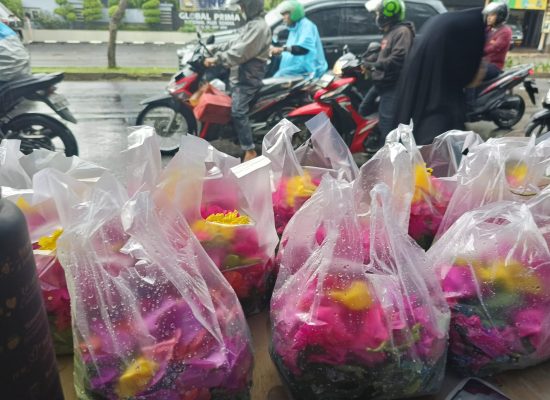 Jelang Ramadhan, Pekuburan Muslim di Kota Medan Ramai Dikunjungi Peziarah