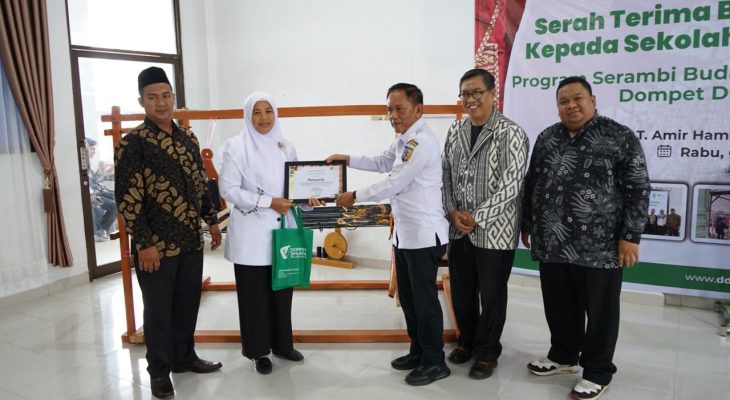 Dompet Dhuafa Waspada Serahkan Alat Tenun Bagi Program Serambi Budaya Tenun Melayu