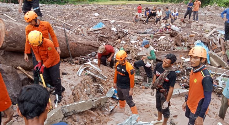 DMC Dompet Dhuafa Terus Sisir Pencarian Korban Banjir dan Tanah Longsor di Pesisir Selatan