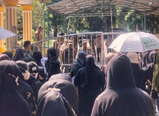 Puluhan Guru Honorer Tak Lulus PPPK Geruduk Kantor Bupati