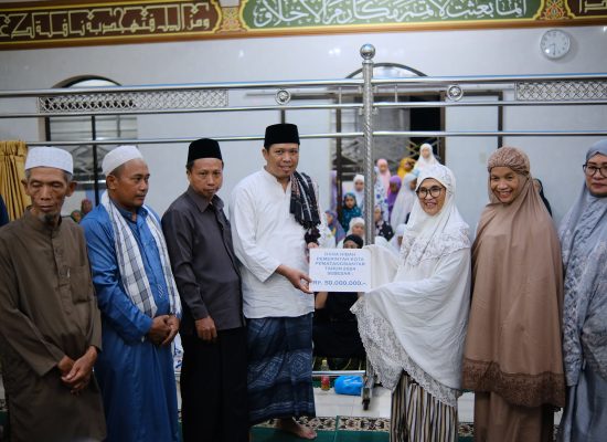 dr Susanti Dewayani SpA Menggelar Safari Ramadhan 1445 H kedua dan Serahkan Dana Hibah Pemko Sebesar Rp50 juta