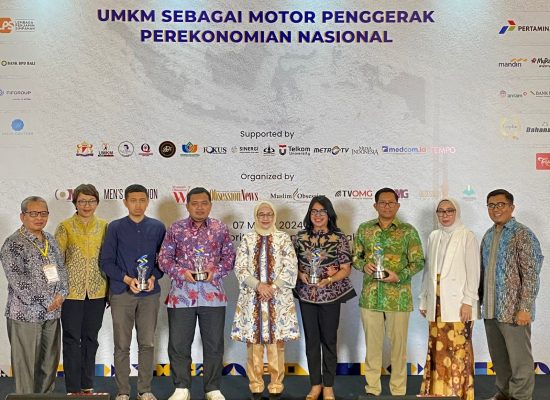 JNE Raih Penghargaan Mitra UMKM Pada UMKM Summit Awards 2024