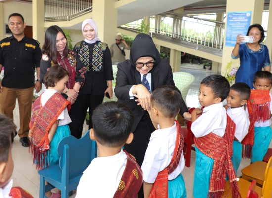 dr Susanti Tandatangani Prasasti Gedung Sekolah TPA-PAUD Santo Yosef