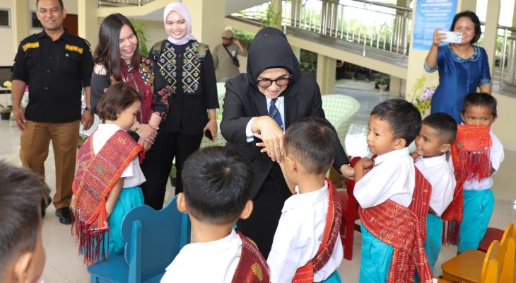 dr Susanti Tandatangani Prasasti Gedung Sekolah TPA-PAUD Santo Yosef