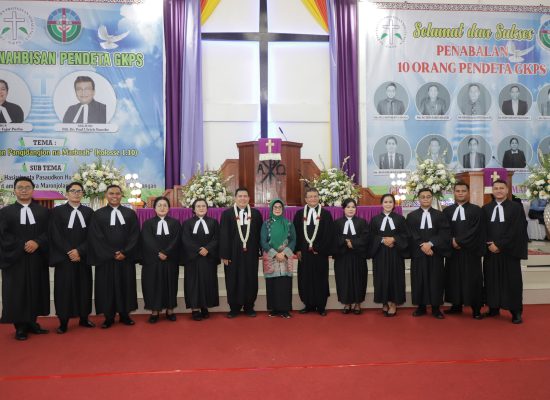 Wali Kota dr Susanti Dewayani SpA Menghadiri dan Ucapkan Selamat Kepada Penahbisan 10 Pendeta GKPS