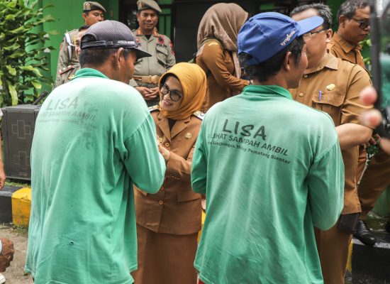 dr Susanti Dewayani SpA Komitmen Peningkatan Kesejahteraan dan Kenaikan Upah Para Pejuang Kebersihan