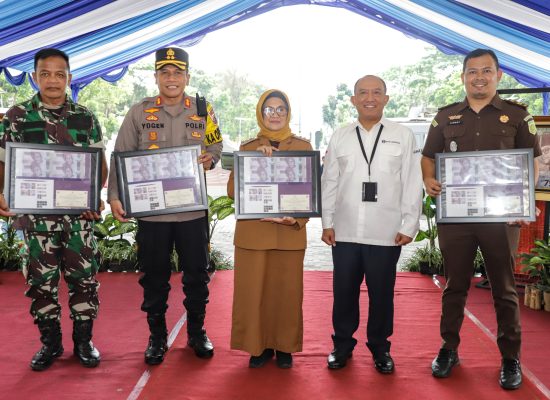 dr Susanti Penukar Uang Pertama di Layanan Penukaran Terpadu SERAMBI