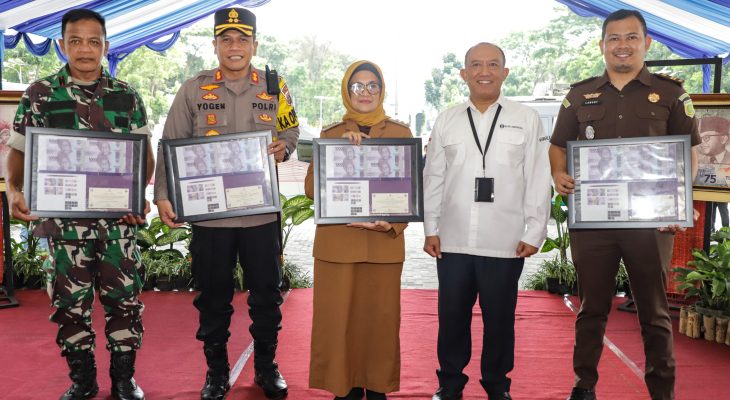 dr Susanti Penukar Uang Pertama di Layanan Penukaran Terpadu SERAMBI