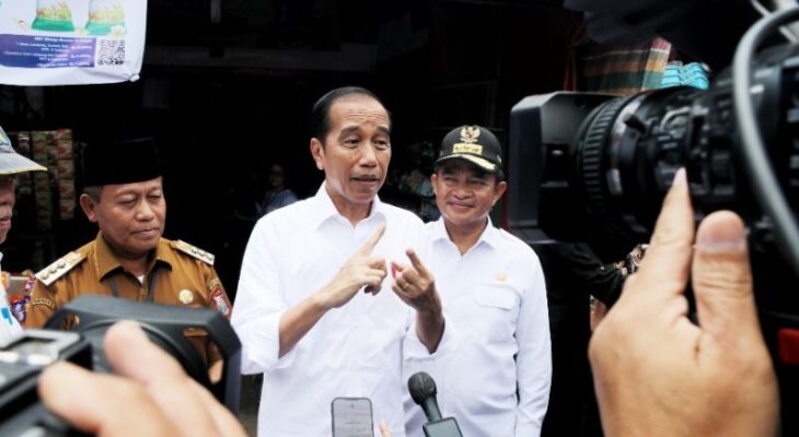 Pj Gubsu Dampingi Presiden Tinjau Pasar Kawat Tanjungbalai, Sampaikan Stok Pangan Sumut Aman dan Tercukupi