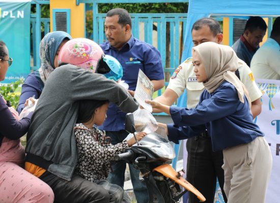 PLN UID Sumatera Utara Bagikan Takjil Gratis dan Ajak Masyarakat Tambah Daya Bulan Berkah