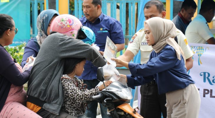 PLN UID Sumatera Utara Bagikan Takjil Gratis dan Ajak Masyarakat Tambah Daya Bulan Berkah