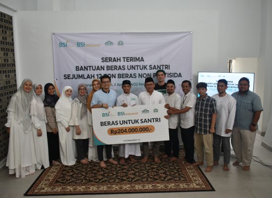 BSI Maslahat dan BSI Serahkan Bantuan 12 Ton Beras ke Ponpes Binaan Yayasan Amanah Muda Indonesia