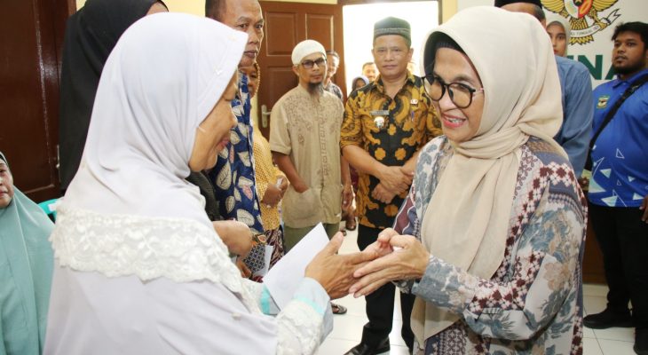 dr Susanti Serahkan Zakat yang Disalurkan Baznas kepada 1.100 Mustahiq