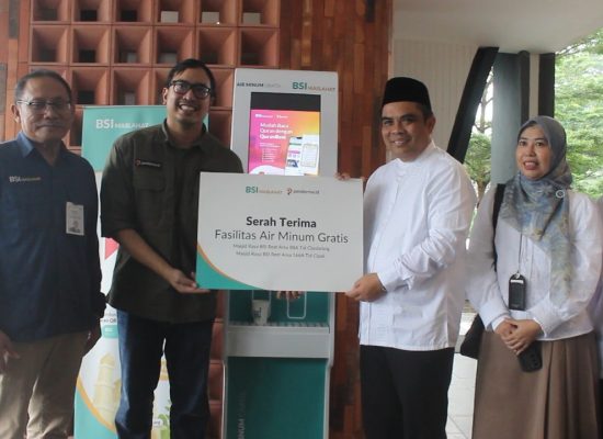 Sambut Mudik, BSI Maslahat dan BSI Sediakan Dua Mesin Air Minum Gratis di Masjid BSI Cipali dan Cipularang