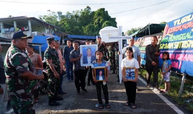 Personil Pomal Lanal Nias Gotong Peti Jenazah Alm Iwan Sutrisman Telaumbanua