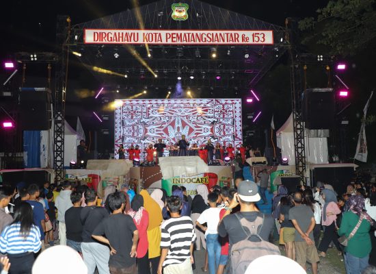 dr Susanti Bersama Masyarakat Saksikan Pesta Rakyat dalam Rangka Hari Jadi ke-153 Kota Pematangsiantar