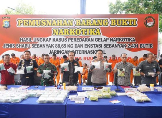 Pemusnahan Barang Bukti Narkoba Jaringan Internasional, Kapolda Riau : Sikat Habis Kampung Narkoba