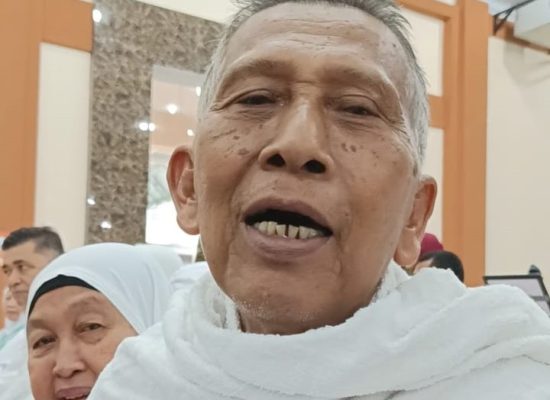 Jual Tape Keliling Sejak Tahun 80an, Jumirin Bersama Istri Akhirnya ke Tanah Suci