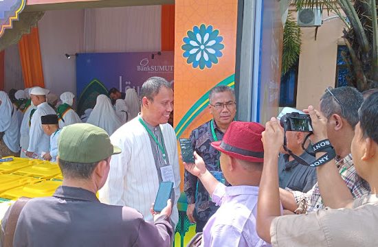 Buka Stand “Lounge Haji”, Bank Sumut Syariah Serahkan Bantuan Tempat Sampah kepada UPT Asrama Haji