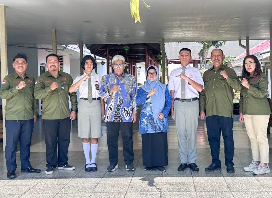 Wali Kota Pematangsiantar bersama Ketua Dekranasda Melepas Keberangkatan Dua Pelajar untuk Ikuti Seleksi Paskibraka Tingkat Prov. Sumut dan Nasional Tahun 2024