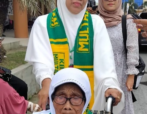 Alhamdulillah, Penuh Rasa Syukur Saniem Berangkat Haji Bersama Ibunda